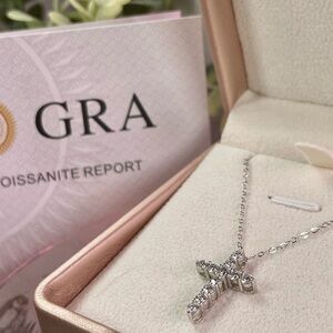 GRA 2/3CT Moissanite Diamond Cross. Silverer 925.